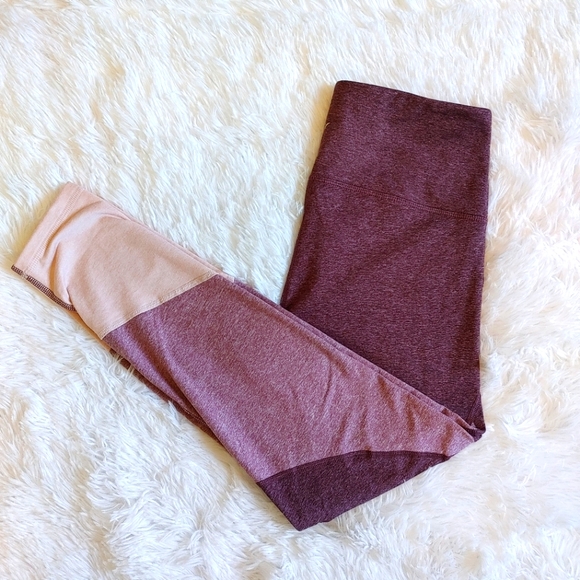 Old Navy || Activewear Leggings, Size Medium, Burgundy Colour Block - Picture 3 of 4